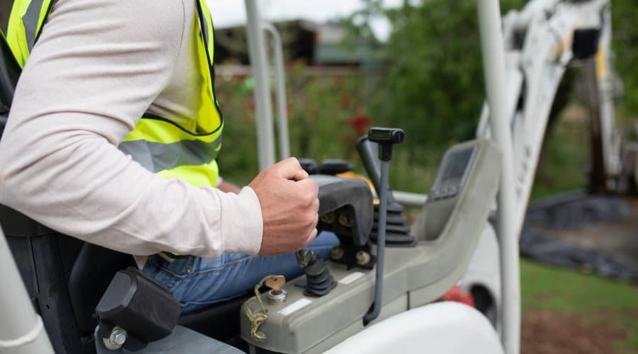 How to operate a mini digger